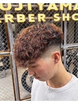 フジヤマ バーバー ショップ(FUJIYAMA BARBER SHOP) スペインカール／ミドルフェード