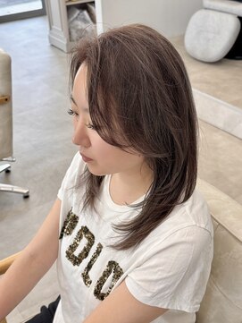 レヴィア(REVIA) レイヤーカットミルクティーベージュハイライトブリーチ