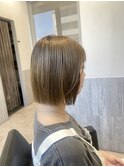 ベージュカラーのぱっつんボブ