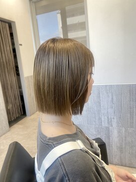 アトリエ(Atelier) ベージュカラーのぱっつんボブ