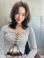 アルテ(ARTE)&nbsp;顔周りレイヤー×透明感グレージュの大人ミディアムレイヤーヘア
