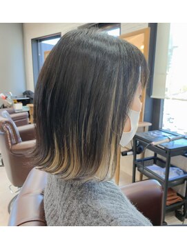 ルービック(Rubik's) ハイトーンインナーカラー×透け暗髪・黒髪外ハネボブ