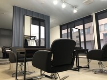 アンドヘアー(AND HAIR)の雰囲気（セレクトショップ風の店内。ソファタイプの椅子でゆったり。。。）