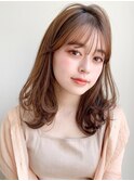 大人可愛い前髪薄めバングくびれミディマロンベージュレイヤー