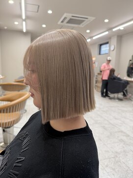 シカ 神戸三宮元町店(Cica) ハイトーン ボブ ブリーチ ミルクティーベージュ 透明感