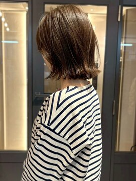 アトリエ(atelier.) 暗髪 オリーブベージュ 外ハネ ミディアムレイヤー 30代