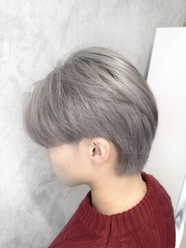 デミヘアー(Demi hair) プラチナシルバー×センターパートカット