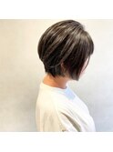 フィット感のあるツヤグレージュボブ