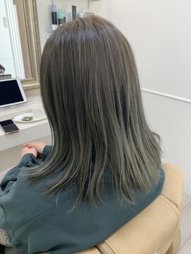 レヴィア(revia) ハイライト×グリーン系イルミナカラー[水戸/髪質改善]