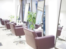 ヘアーメイク リル(HAIR MAKE Lir)の雰囲気（白を基調とした、ナチュラルな店内です。癒し空間で素敵な時間を）