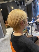 エミュー(emue) 20代30代大人可愛い★小顔ショートカット前下がり耳かけショート