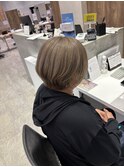 ブリーチ1回　ベージュカラーのショートヘアー