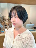 ナチュラルオリーブベージュカラーとショートボブ