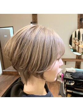 アトリウム(Atrium) ナチュラルモードボブ&ホワイトベージュカラー