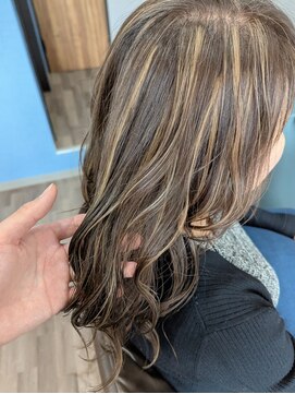 ルオム(LUOMU) 筋感際立つ【脱白髪染めハイライトカラー】[みどりの]