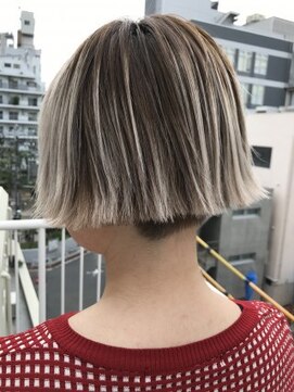 ジーナ(XENA) 切りっぱなしグラデーションボブ