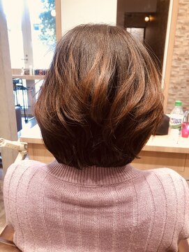 ビースリー ロア バッサリ肩上ボブ