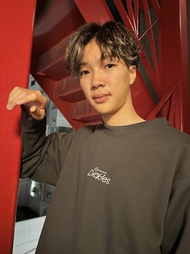 ロミーオム 本厚木(ROMMY. Homme) 刈り上げスパイラルパーマ無造作センターパートメンズヘア