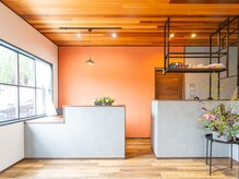 Polaccaカラーを取り入れたあたたかみのあるカウンター