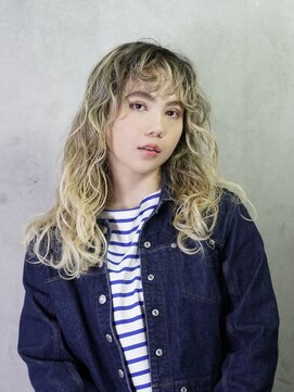 コイ(coii) カジュアルウェーブのグラデーションブロンド