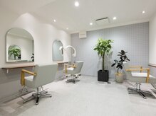 スマイルバイトーイ(smile by to-e)の雰囲気（緑ある落ち着いた店内でリラックス）