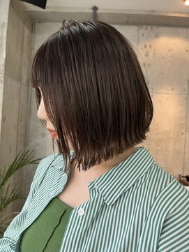 サクラ オモテサンドウ(SAKURA) オリーブカラー　外ハネボブ　切りっぱなしボブ　表参道