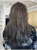 立体感のあるレイヤーカットにグレージュカラー