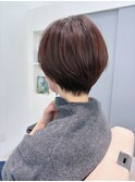 骨格が綺麗に見えるショートヘア。
