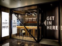 フランクスバーバー アンド ビアークラブ(FRANK'S BARBER and BEER CLUB)の雰囲気（日比谷駅A8出口直結BARBER 入り口はこちらから〈メンズ/理容室〉）