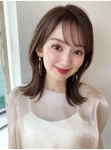 ミディアムヘアにフェイスレイヤーで抜け感◎オリーブベージュ