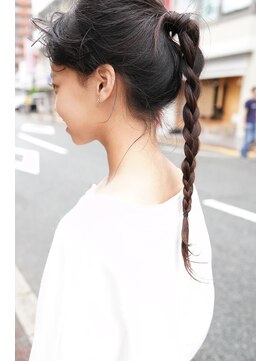 ヌース(NOUS) ガーリーさを残すもタイトに決めた三つ編みできっちりした印象に