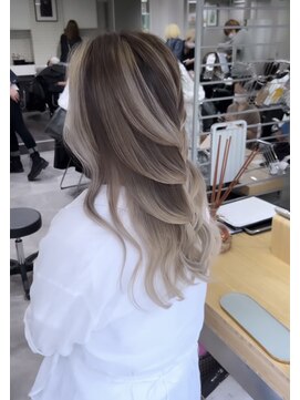 レディアル 大宮(REDEAL ope.) アレンジ　バレイヤージュ　ハイライト　海外ヘア