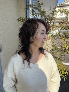 天然パーマのロングウルフヘア