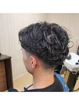 ハングアウト(Hangout) センターパートパーマ×フェードカット