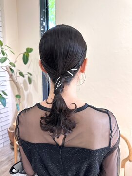 シフト(SHEEFT) ヘアセット　大人可愛いカーリーポニーテール お呼ばれドレス