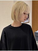 ミニボブ切りっぱなしボブハイトーンベージュカラーショートボブ