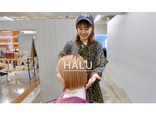 《 HALU》 SP stylist...美容師歴6年目［出身地］室蘭［趣味〕キャンプ、旅行、犬と遊ぶこと