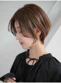 大人のふんわり前髪ハンサムショートボブグレーベージュ30代
