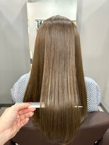 カミエ(kamie) セミロングのブラウンカラー × 上質な質感で仕上げたスタイル