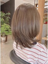 シロ(shiro) ハイライトで透明感◎ミディアムウルフ