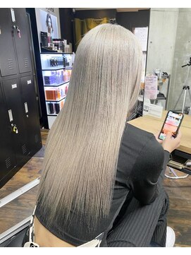 ガルボ ヘアー(garbo hair) ハイトーン 10代 20代 ブリーチ ダブルカラー シルバー グレー