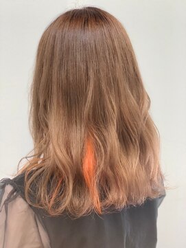 ジウ 上通り(JIU) 大人可愛い明るめツヤ感ベージュ×ビビッドインナーカラー