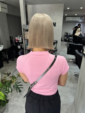 スティーン(STEEN) ▼ホワイトベージュ▼ブリーチ▼ボブ