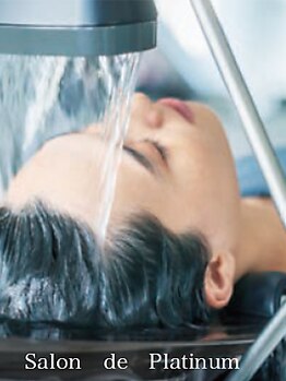 サロンド プラチナ(Salon de Platinum)の写真/当店人気のヘッドスパ・頭浸浴で頭皮から髪を健康に♪フルフラットのシャンプー台で癒しのひとときを…。