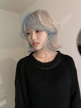 イェッカ(YECCA) ホワイトブロンドとペールブルーデザインカラー(ブリーチ2回)