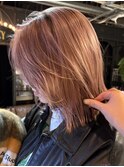 ブロンドに落ちるゴールドペールピンク