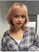 ミディアムレイヤーくびれヘアハイトーンピンク