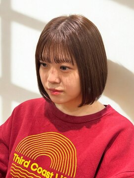 透け感ブラウン×ミニボブで小顔見せ◎