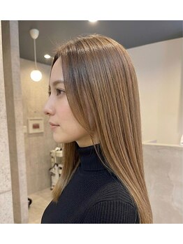 ファクトリー(FACTORY)の写真/【完全貸切り】白髪を髪に馴染ませる「脱白髪染め専門店」ハイライトなしで叶える明るい上品な大人髪。
