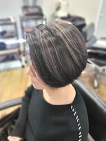 モナン(monan)&nbsp;白髪ぼかしハイライトメッシュグレーヘアー大人ショートヘア